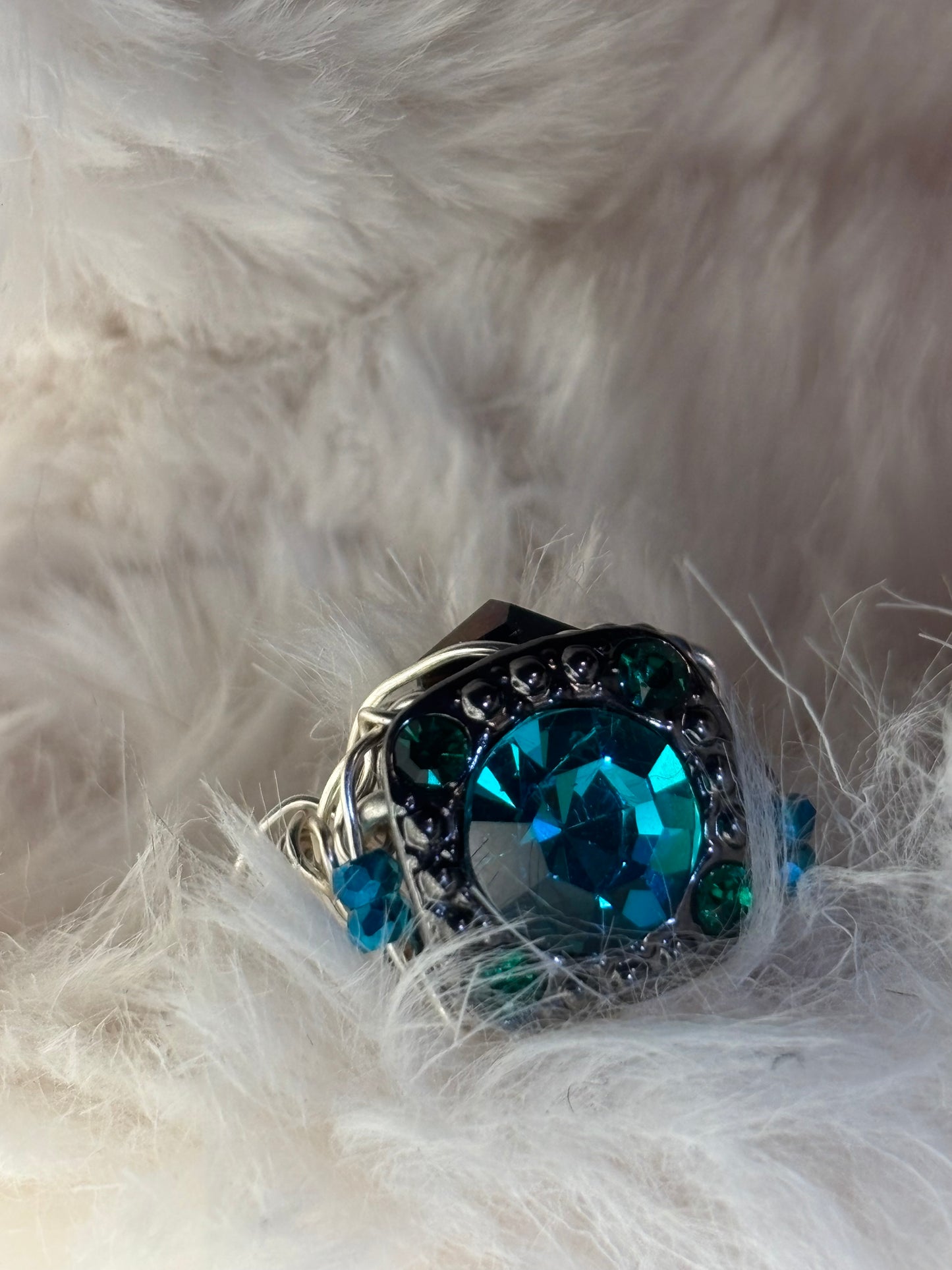 Turquoise green rhinestone ring in silver