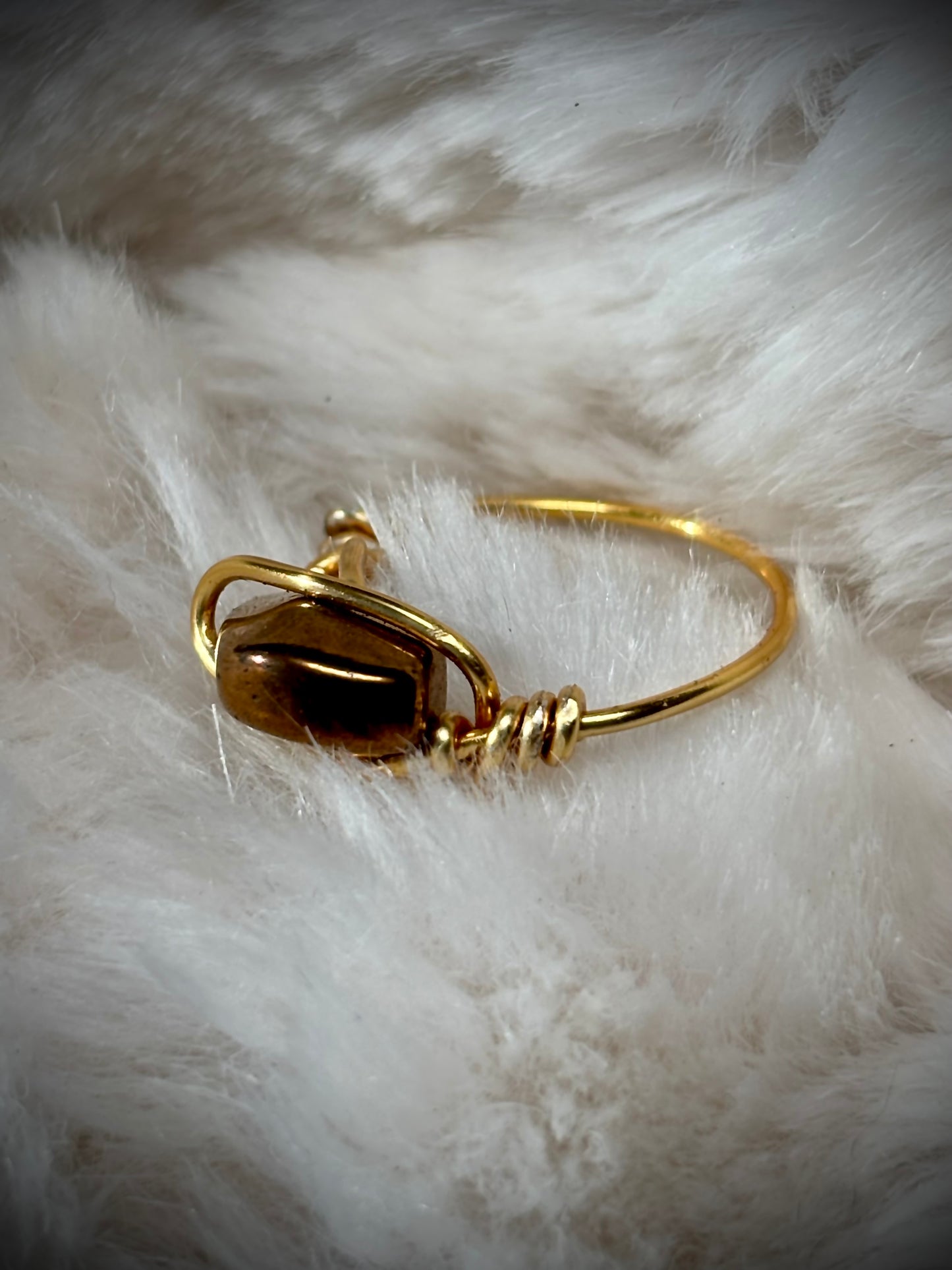 AURORA-COATED HEMATITE: in bronze and gold ring ￼