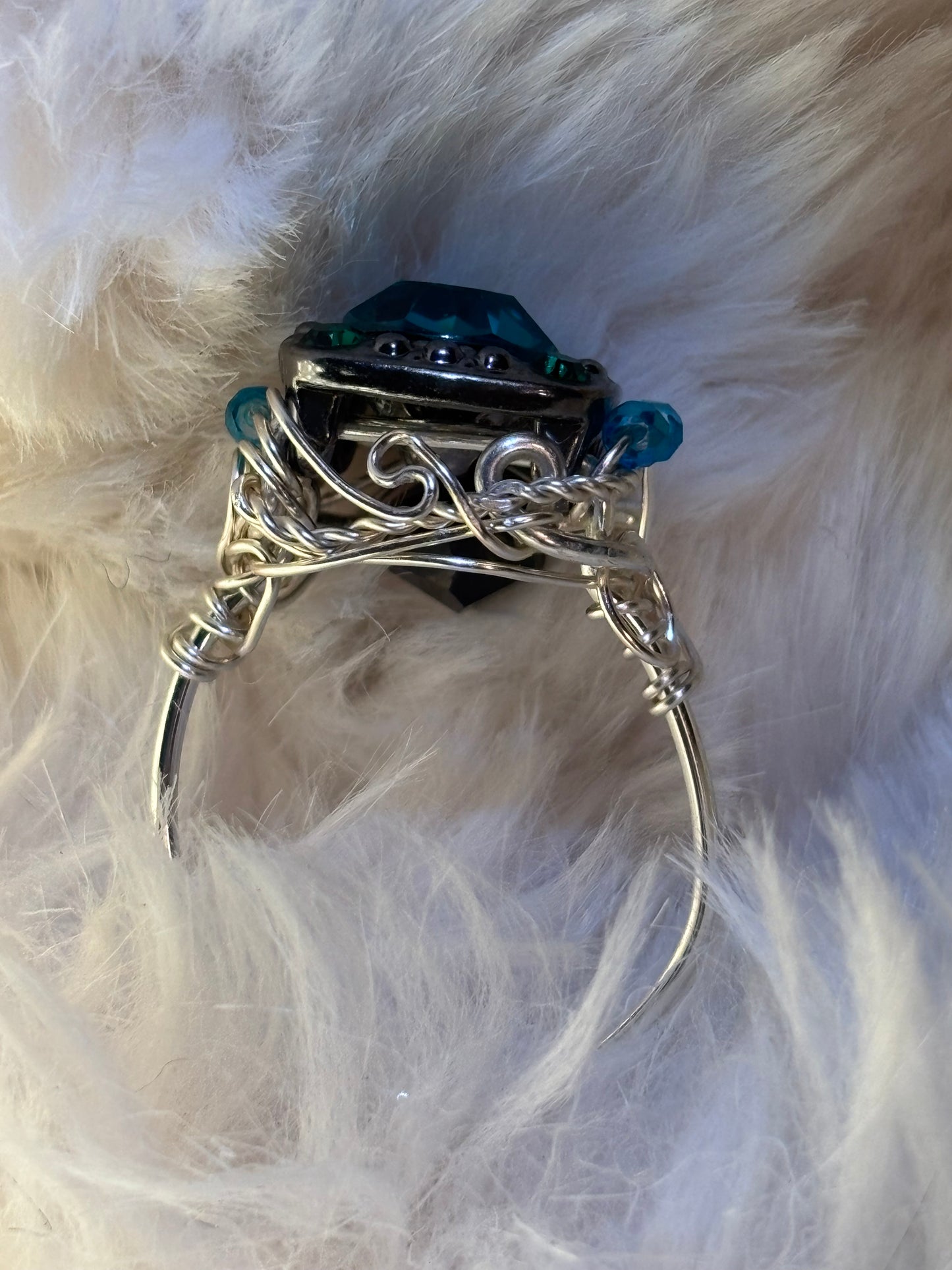 Turquoise green rhinestone ring in silver￼