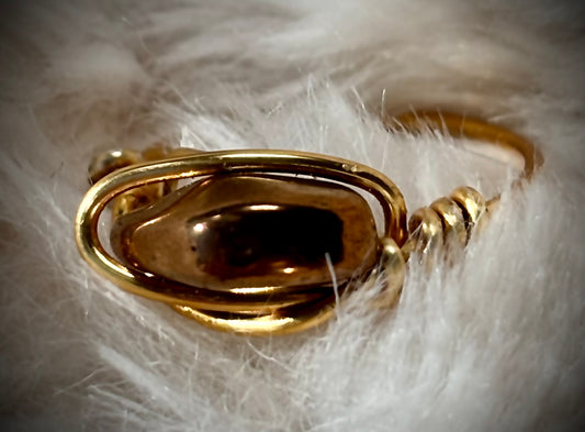 AURORA-COATED HEMATITE: in bronze and gold ring ￼